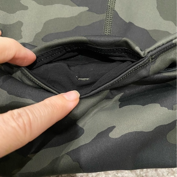 ATHLETA Ultimate Camo 7/8 Tight Leggings Olive Stash Pockets Active Size Small - Picture 12 of 16